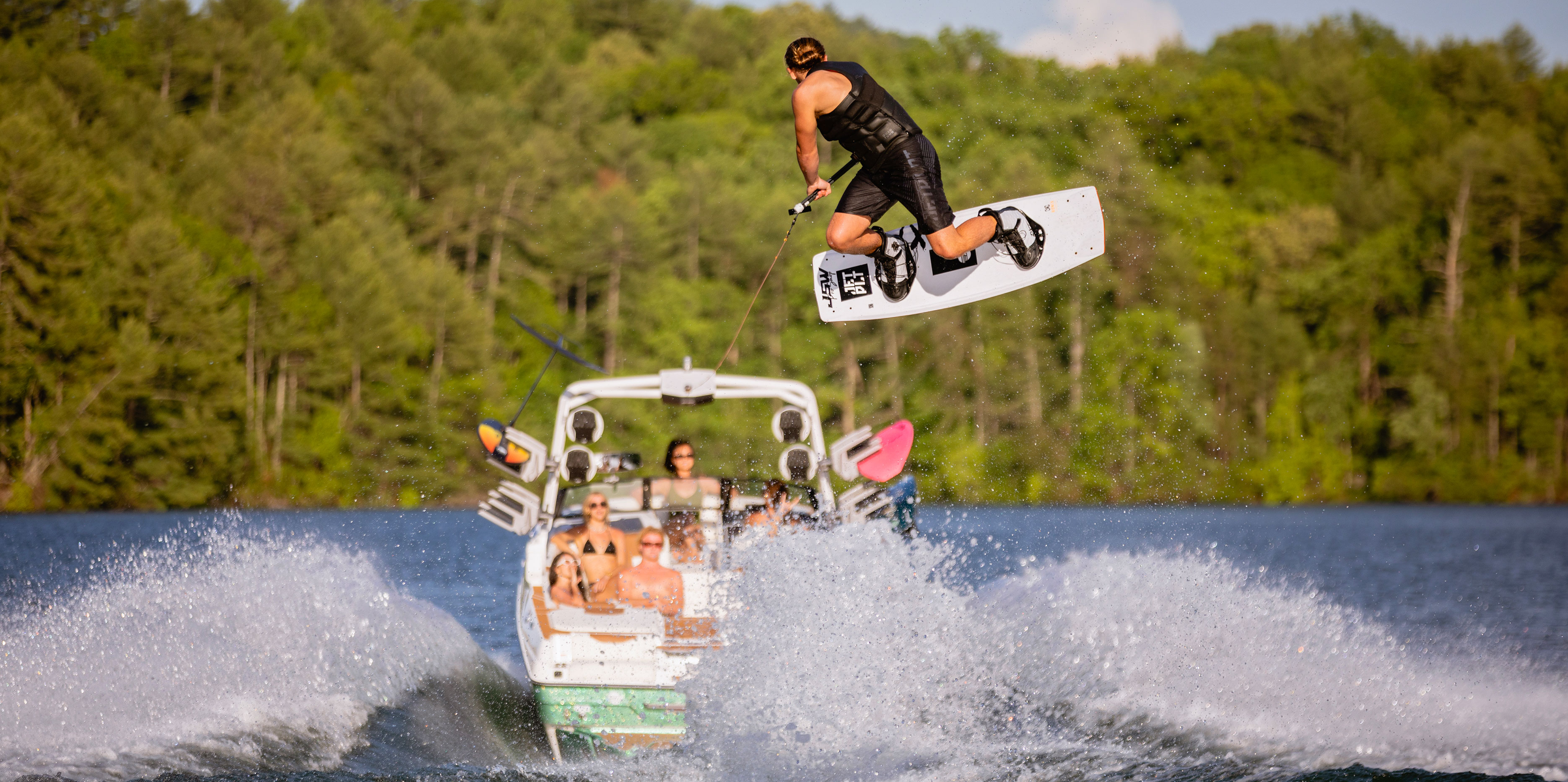 What Makes a Great Wakeboard Boat? 